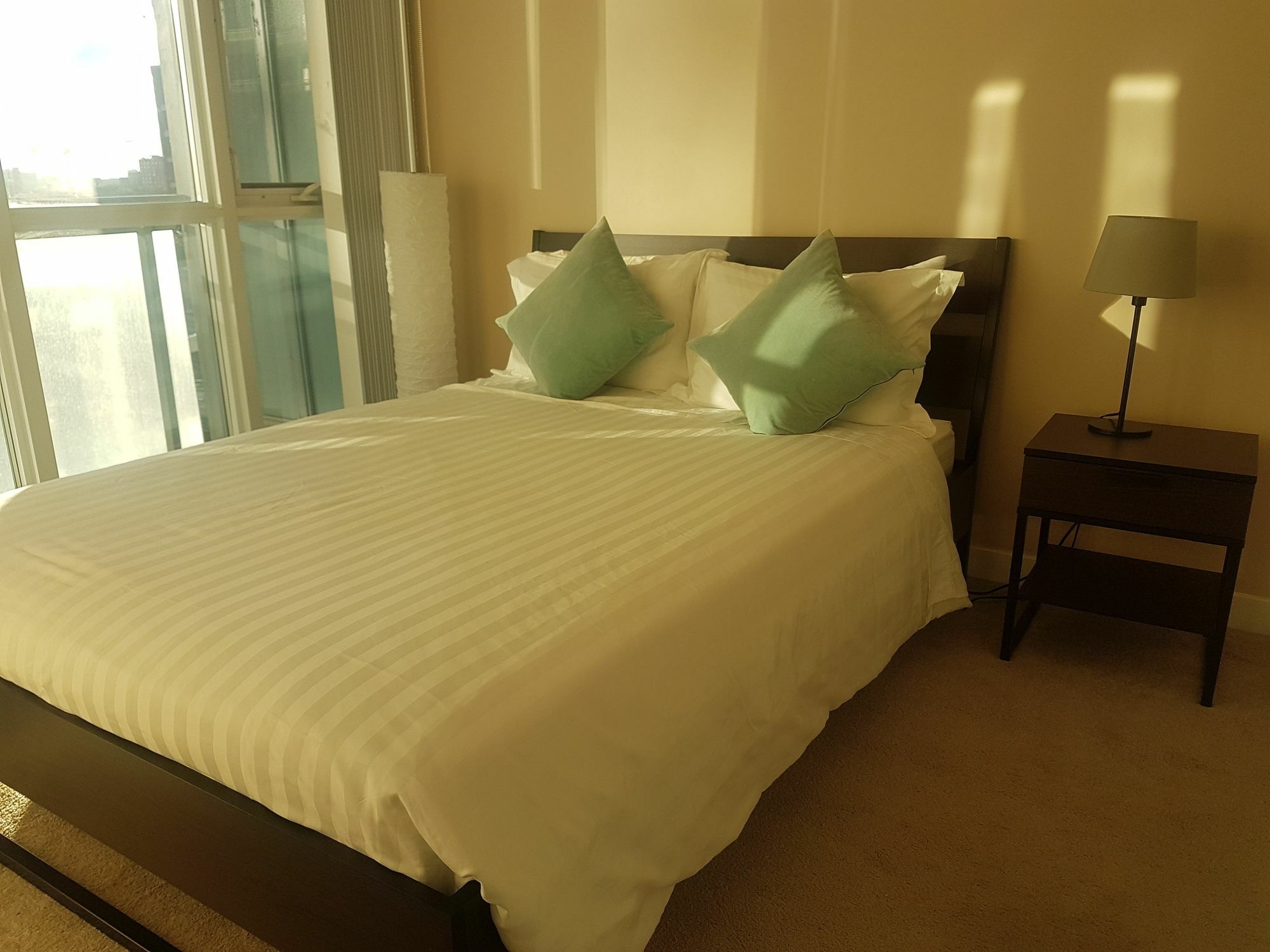 N2N Suites - Downtown Lake & City View Apartments トロント エクステリア 写真
